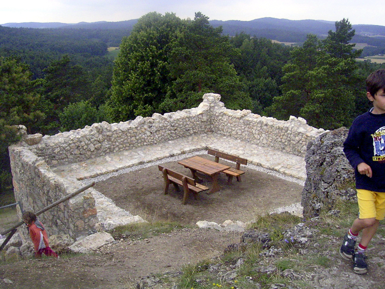 Burgruine Lichtenegg Turm mit Sitzgruppe